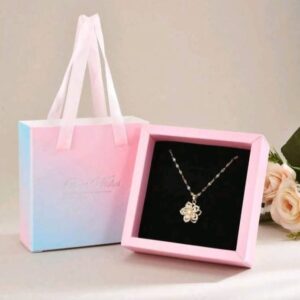 A Stylish And Elegant Necklace Featuring a Rotating Five-Petal Flower Design with Sparkling Rhinestones